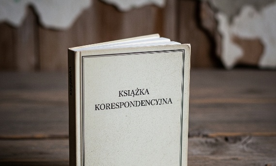 Teczki i Książki Korespondencyjne: Niezastąpione Elementy Organizacji w Biurze